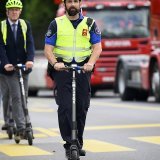 En Suisse aussi, il faut avoir 14 ans pour conduire une trottinette électrique. Et entre 14 et 16 ans, il est nécessaire d'avoir un permis de conduire un cyclomoteur ou un véhicule agricole. Des campagnes de prévention sont organisées comme ici à ...
